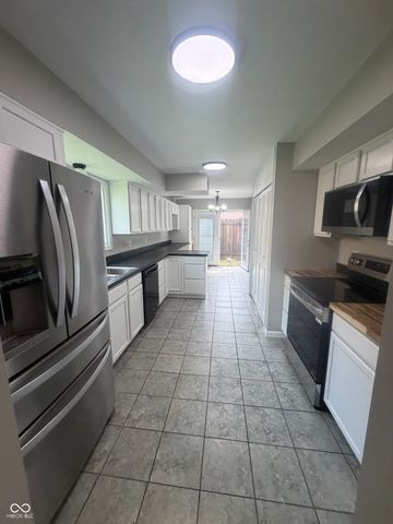 635 Cobblestone Road, Avon, IN 46123