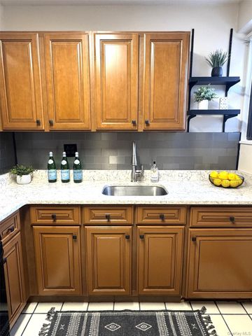 166 Pearsall Drive 5E, Mount Vernon, NY 10552