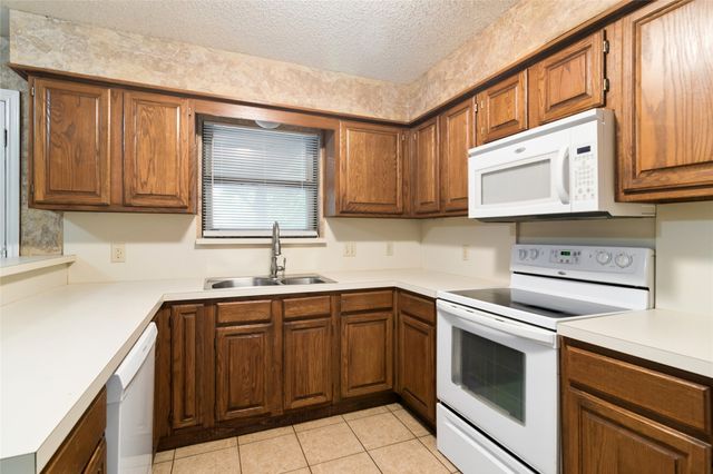 6004 Twinhill Drive, Arlington, TX 76016