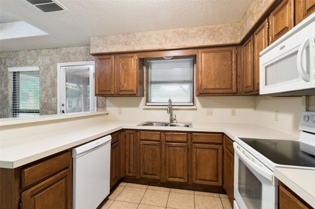 6004 Twinhill Drive, Arlington, TX 76016