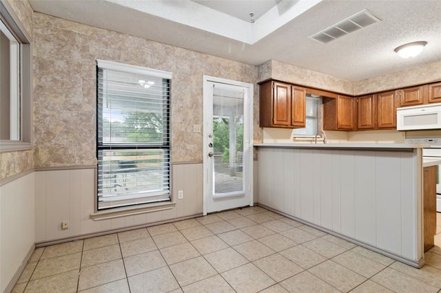 6004 Twinhill Drive, Arlington, TX 76016