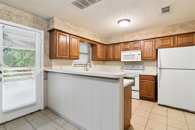 6004 Twinhill Drive, Arlington, TX 76016