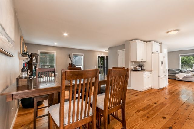 8 Hampden Rd, Falmouth, MA 02536