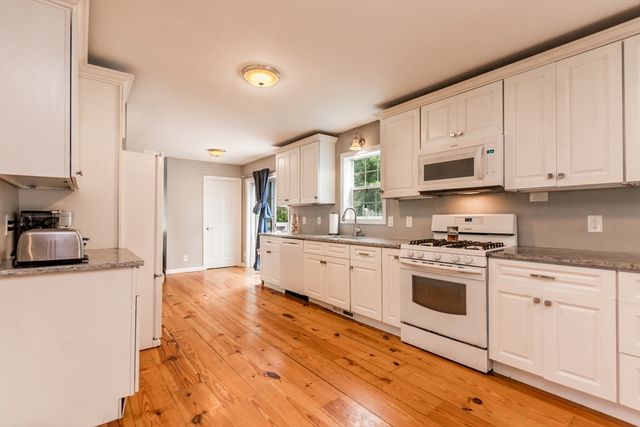 8 Hampden Rd, Falmouth, MA 02536