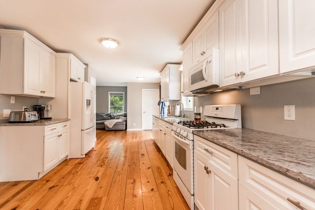 8 Hampden Rd, Falmouth, MA 02536