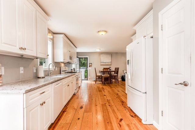 8 Hampden Rd, Falmouth, MA 02536