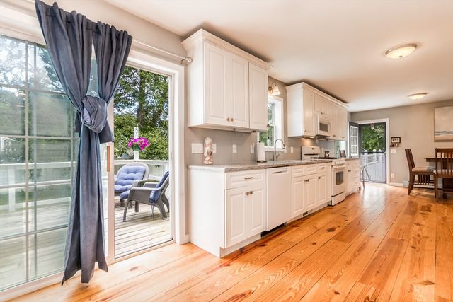 8 Hampden Rd, Falmouth, MA 02536