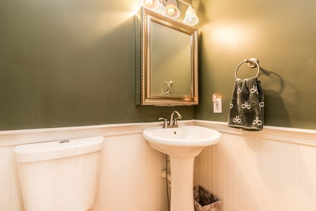 8 Hampden Rd, Falmouth, MA 02536