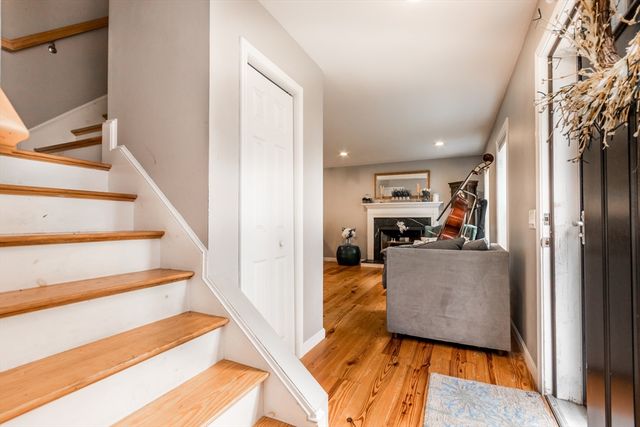 8 Hampden Rd, Falmouth, MA 02536