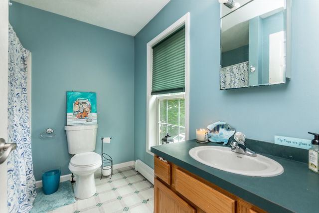 8 Hampden Rd, Falmouth, MA 02536