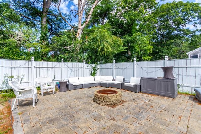 8 Hampden Rd, Falmouth, MA 02536