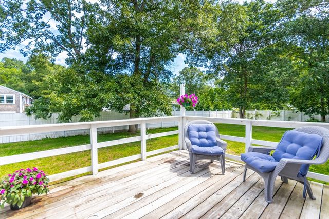 8 Hampden Rd, Falmouth, MA 02536