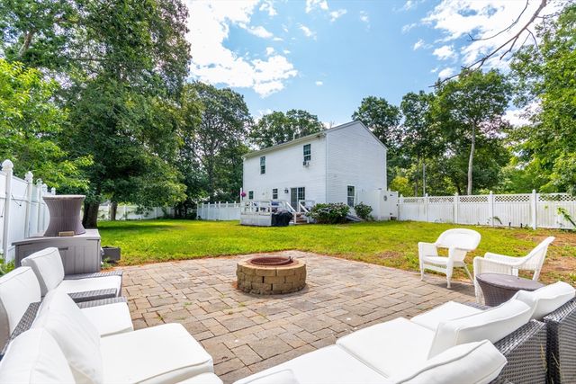 8 Hampden Rd, Falmouth, MA 02536