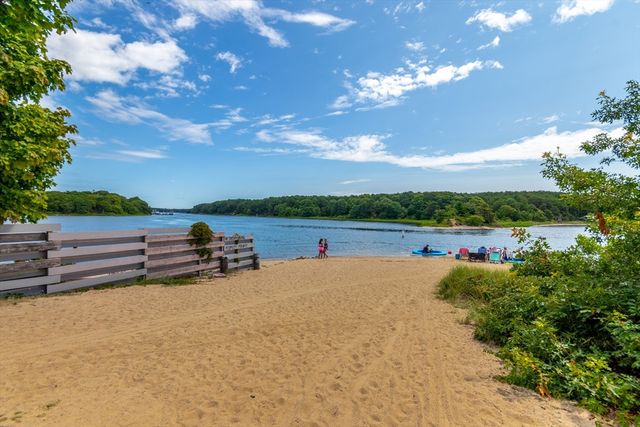 8 Hampden Rd, Falmouth, MA 02536