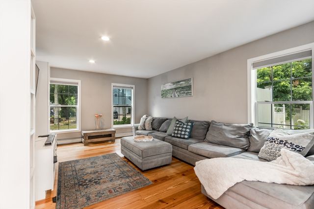 8 Hampden Rd, Falmouth, MA 02536