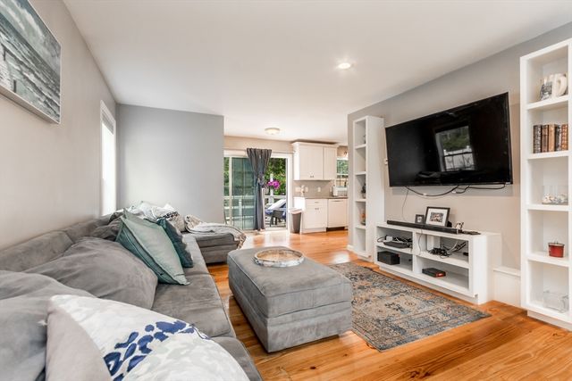8 Hampden Rd, Falmouth, MA 02536
