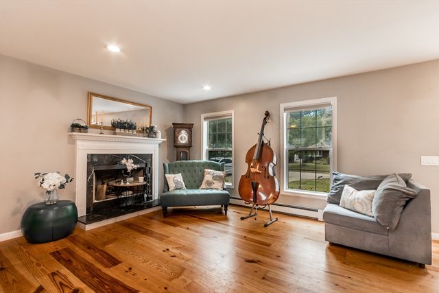 8 Hampden Rd, Falmouth, MA 02536