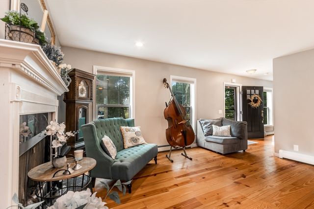 8 Hampden Rd, Falmouth, MA 02536