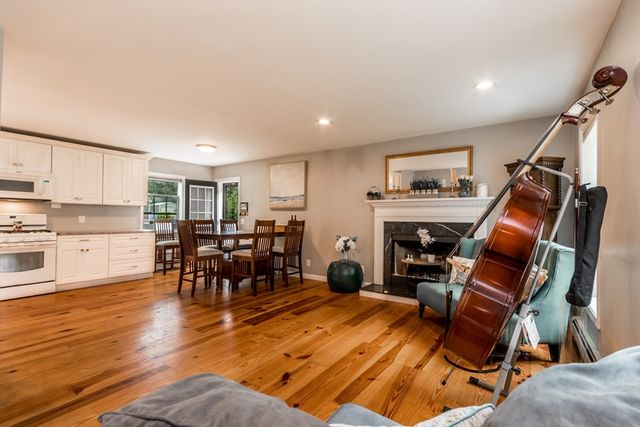 8 Hampden Rd, Falmouth, MA 02536