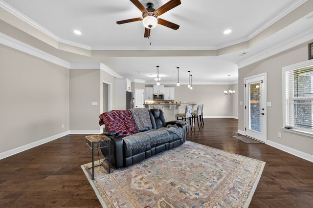 25 Knotting Hill Dr, Fayetteville, TN 37334