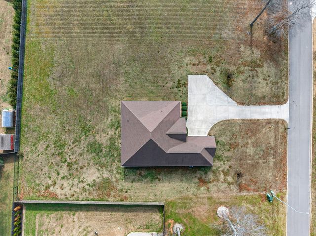 25 Knotting Hill Dr, Fayetteville, TN 37334