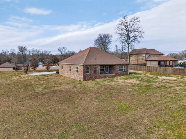 25 Knotting Hill Dr, Fayetteville, TN 37334