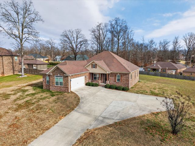 25 Knotting Hill Dr, Fayetteville, TN 37334
