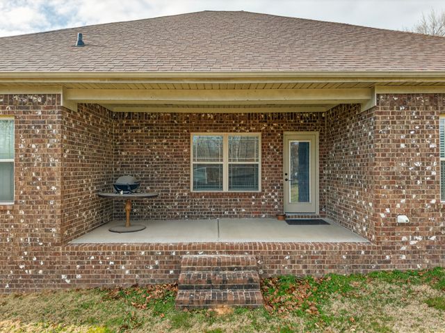 25 Knotting Hill Dr, Fayetteville, TN 37334