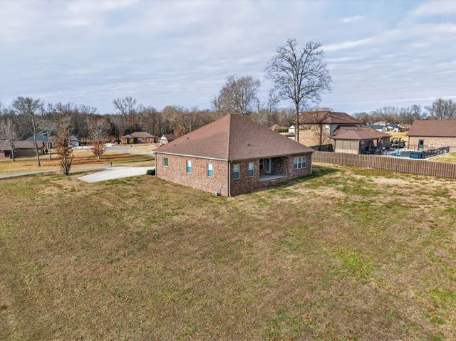 25 Knotting Hill Dr, Fayetteville, TN 37334