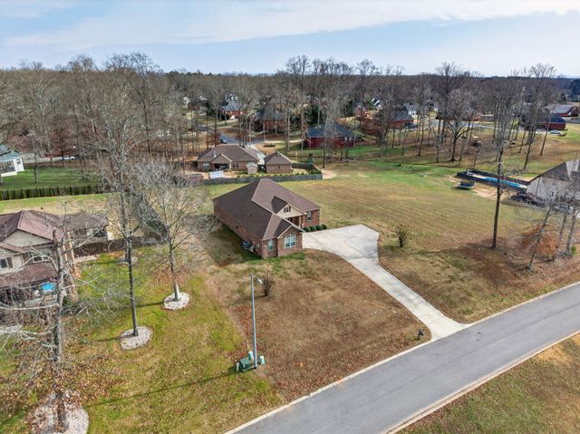 25 Knotting Hill Dr, Fayetteville, TN 37334