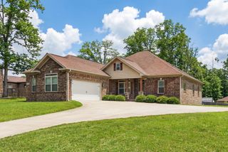 25 Knotting Hill Dr, Fayetteville, TN 37334