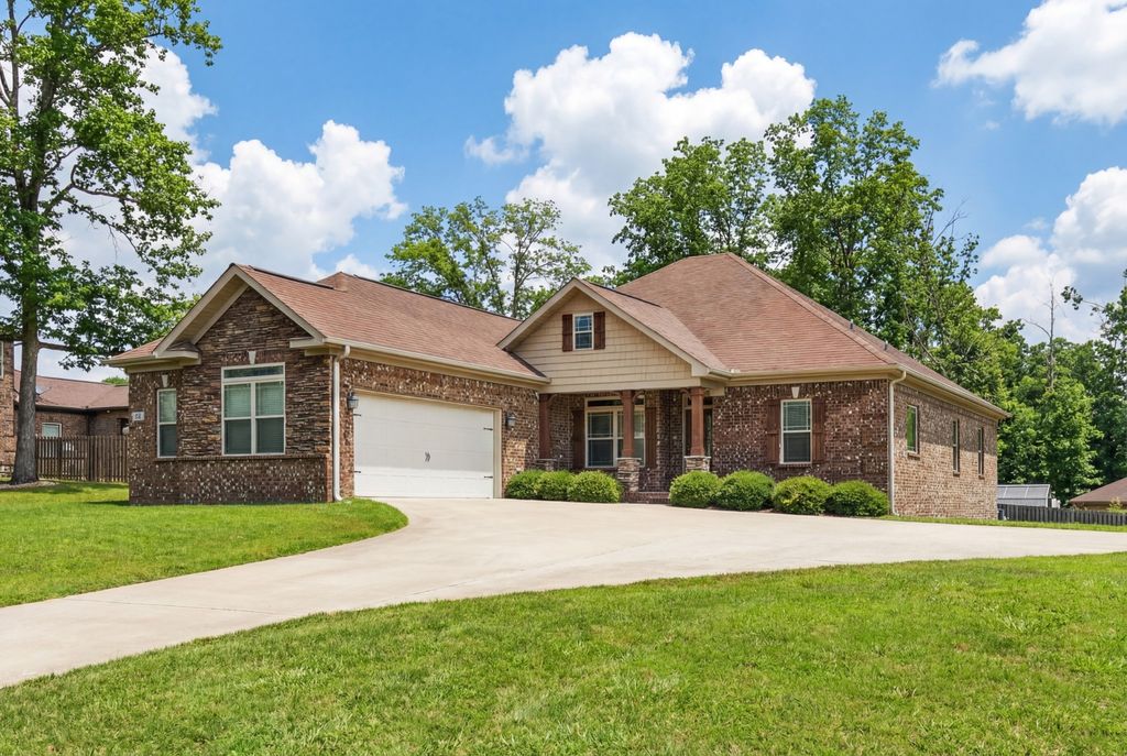 25 Knotting Hill Dr, Fayetteville, TN 37334