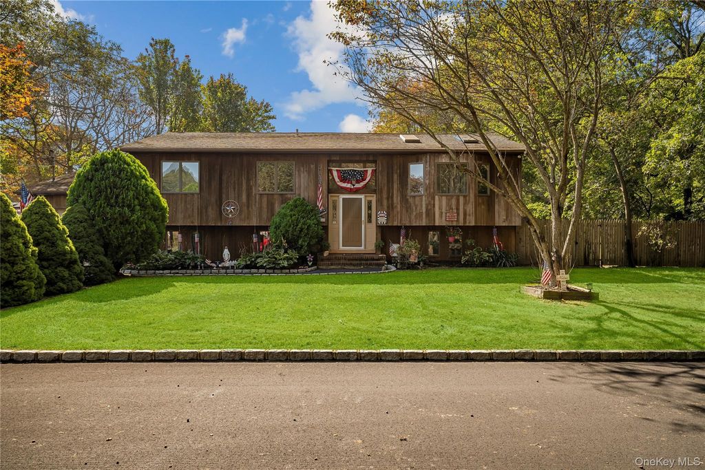 14 Mineola Street, Holtsville, NY 11742 — exterior