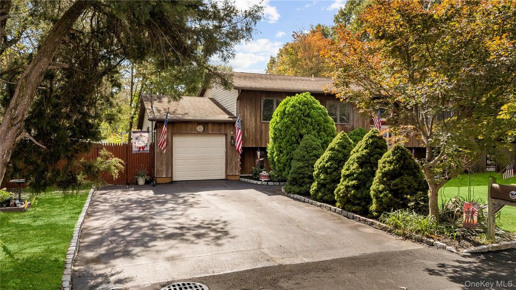 14 Mineola Street, Holtsville, NY 11742 — photo 2