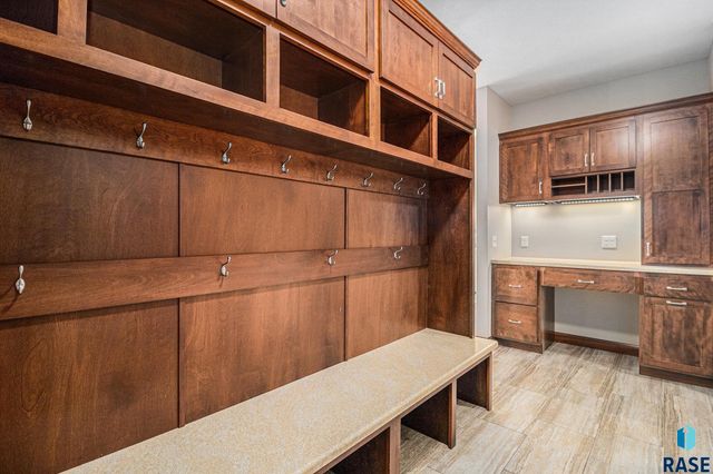 27217 Regal Ct Court, Sioux Falls, SD 57108