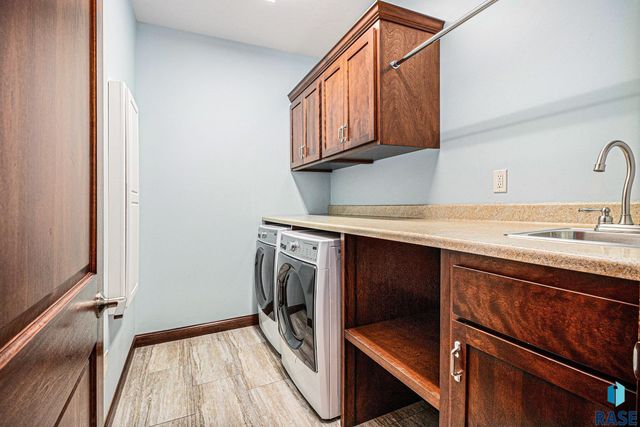 27217 Regal Ct Court, Sioux Falls, SD 57108