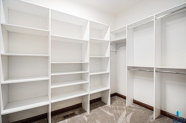 27217 Regal Ct Court, Sioux Falls, SD 57108