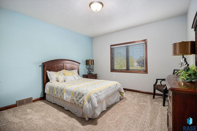 27217 Regal Ct Court, Sioux Falls, SD 57108