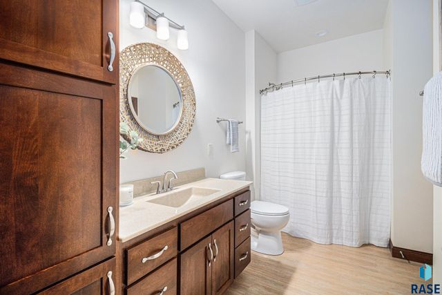 27217 Regal Ct Court, Sioux Falls, SD 57108