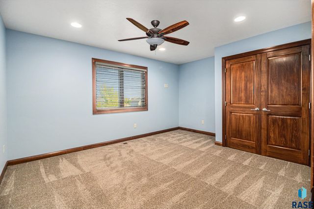 27217 Regal Ct Court, Sioux Falls, SD 57108