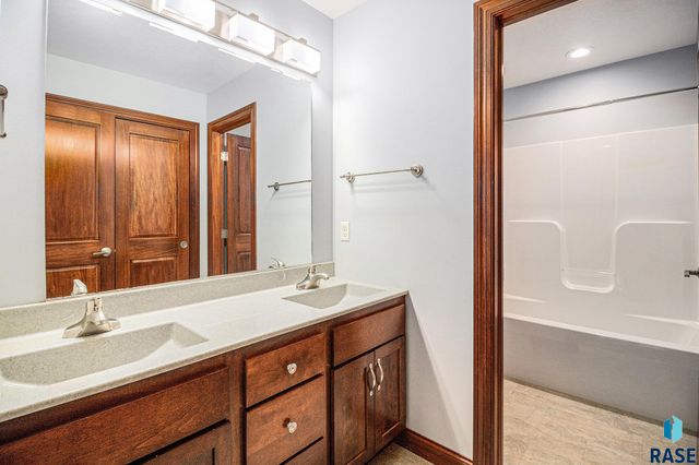 27217 Regal Ct Court, Sioux Falls, SD 57108