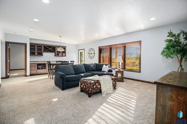 27217 Regal Ct Court, Sioux Falls, SD 57108