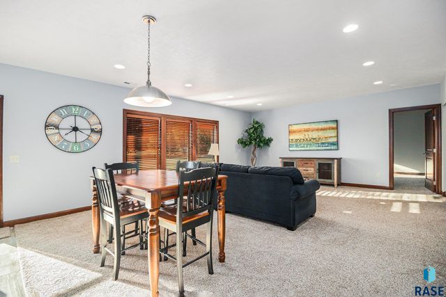 27217 Regal Ct Court, Sioux Falls, SD 57108