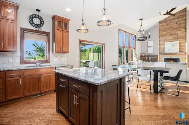 27217 Regal Ct Court, Sioux Falls, SD 57108