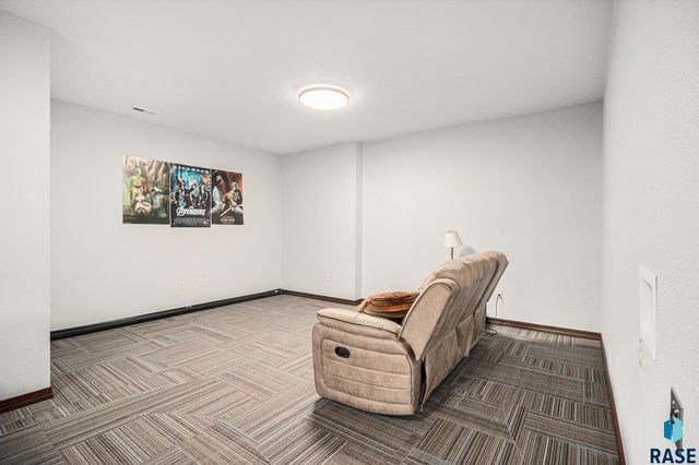 27217 Regal Ct Court, Sioux Falls, SD 57108