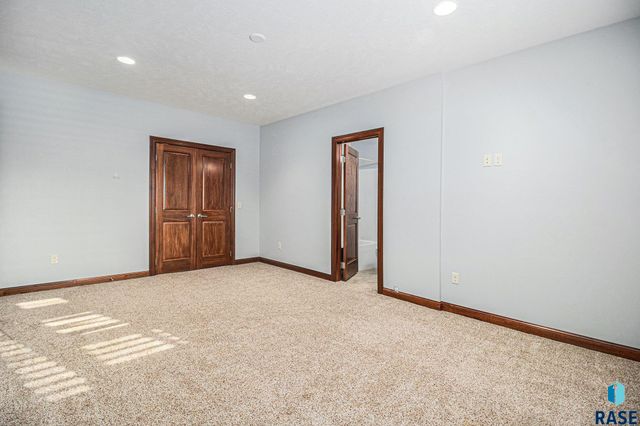 27217 Regal Ct Court, Sioux Falls, SD 57108