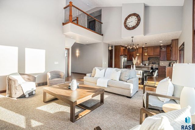 27217 Regal Ct Court, Sioux Falls, SD 57108