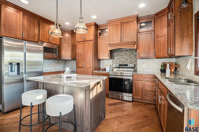 27217 Regal Ct Court, Sioux Falls, SD 57108