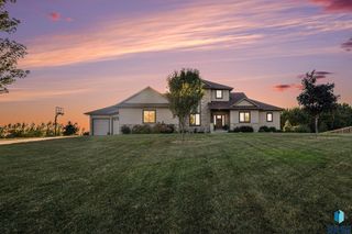 27217 Regal Ct Court, Sioux Falls, SD 57108