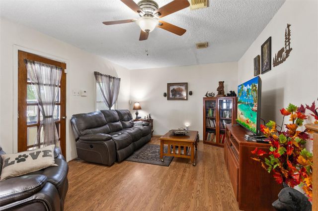 405 N Magnolia Street, Highlands, TX 77562